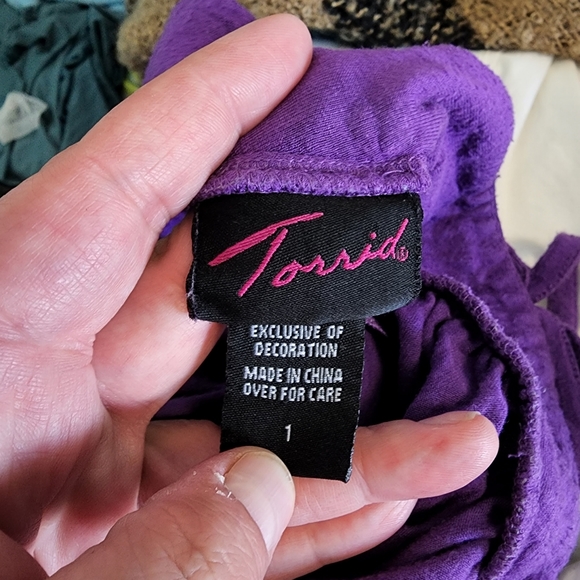 TORRID EMBELLISHED TOP - Picture 3 of 3